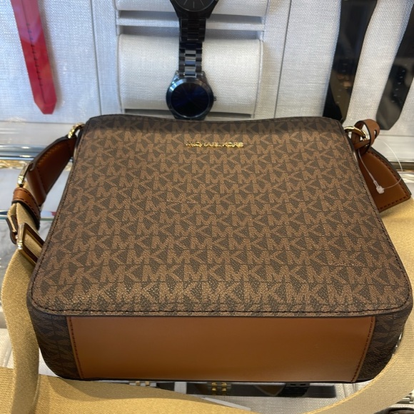 MICHAEL KORS
Jet Set Travel Small Signature Logo Messenger Bag
Brown 
NWT - Picture 7 of 16